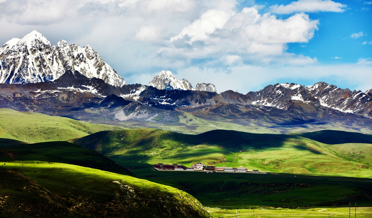 夏季的塔公草原