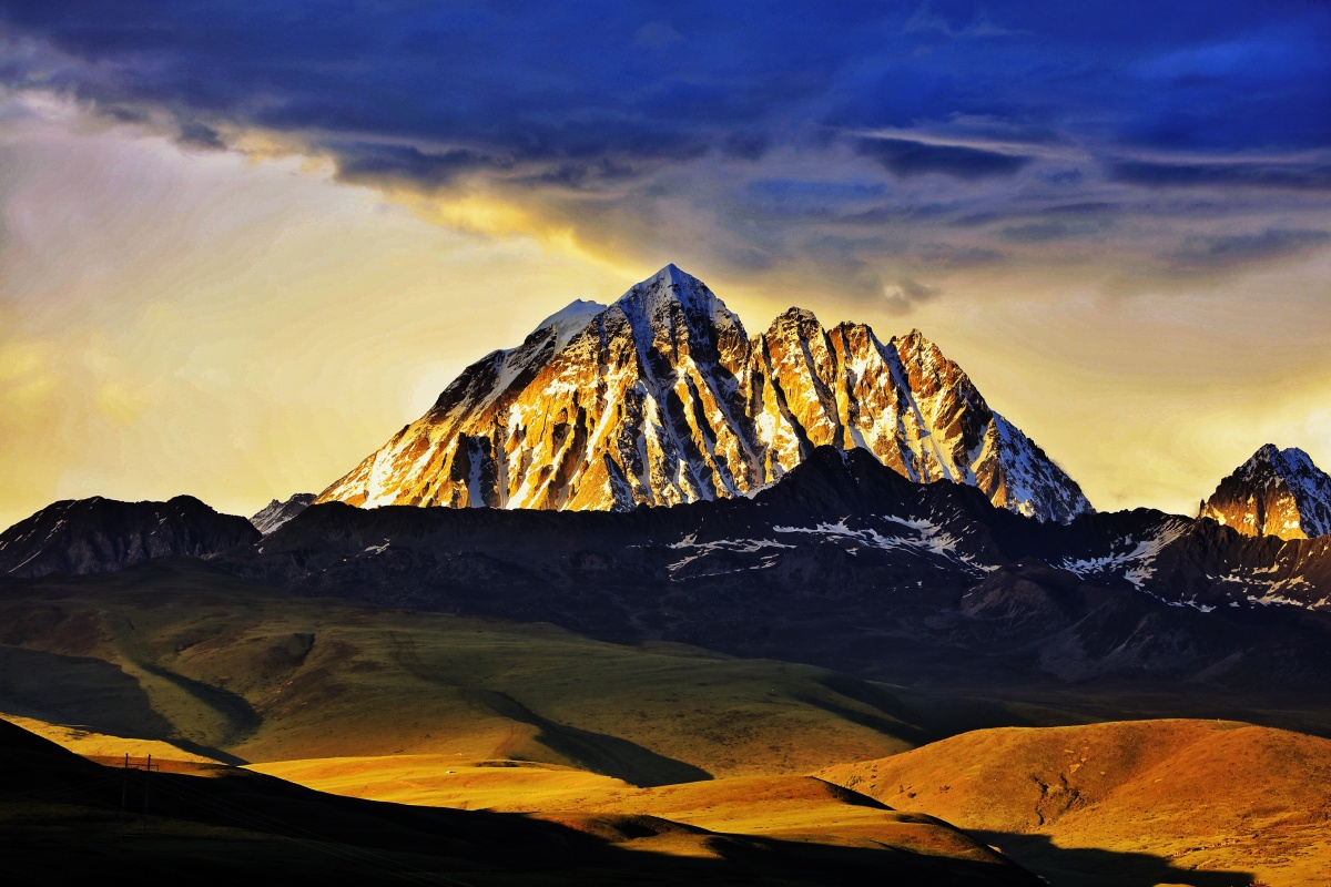 夕阳洒向雅拉雪山