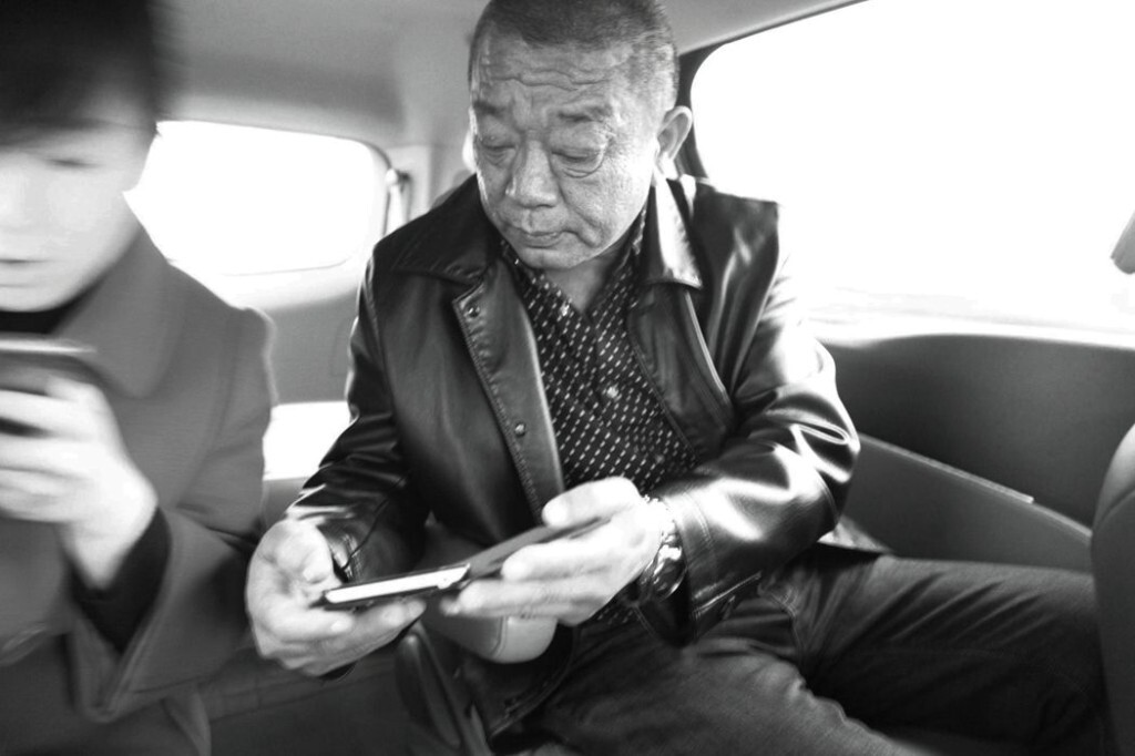 非得去机场接儿子的老赵坐在车上不知为什么心里忐忑起来。“手机信号不好！”“眼也不好使！”因为没有见到儿子的讯息，老赵开始不停地抱怨。