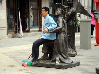 DSC03119【假戏真“坐”--20140924郑州市大学路刘卫民摄】