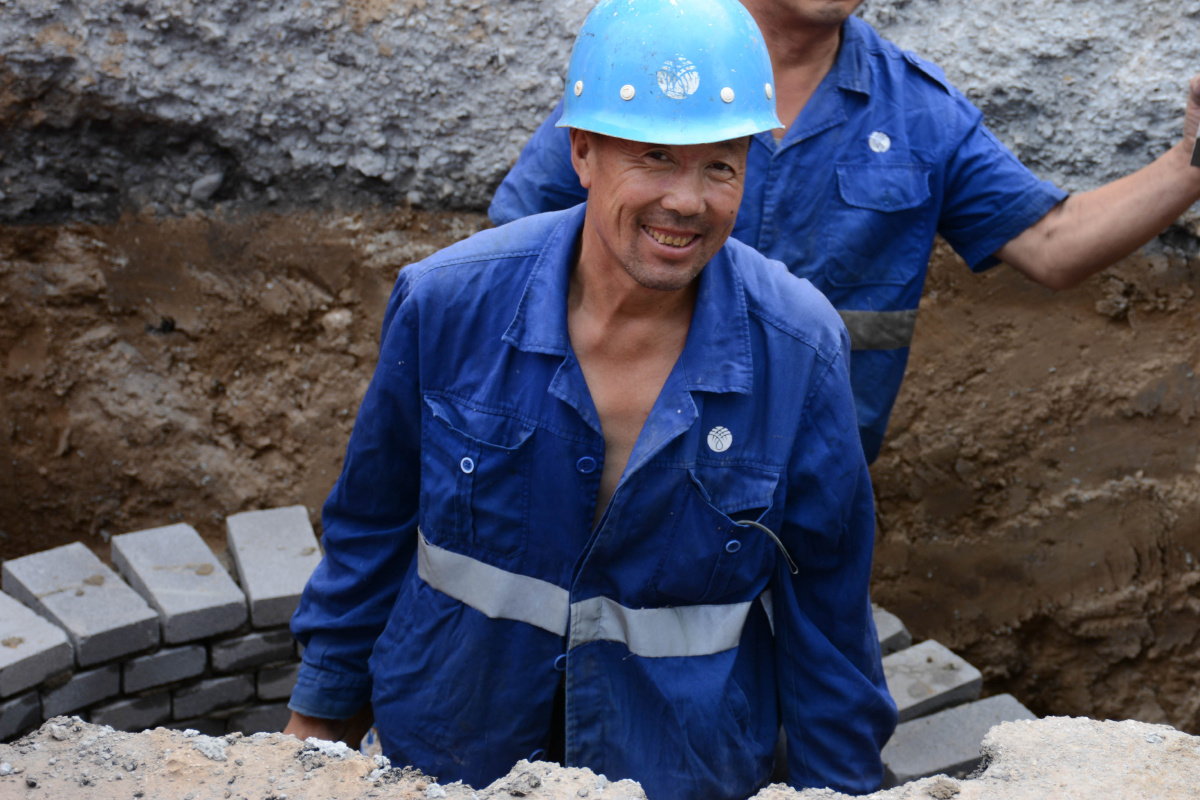 师傅,来自河南的冯师傅以及来自辽宁朝阳的李师傅)经人介绍来到施工队