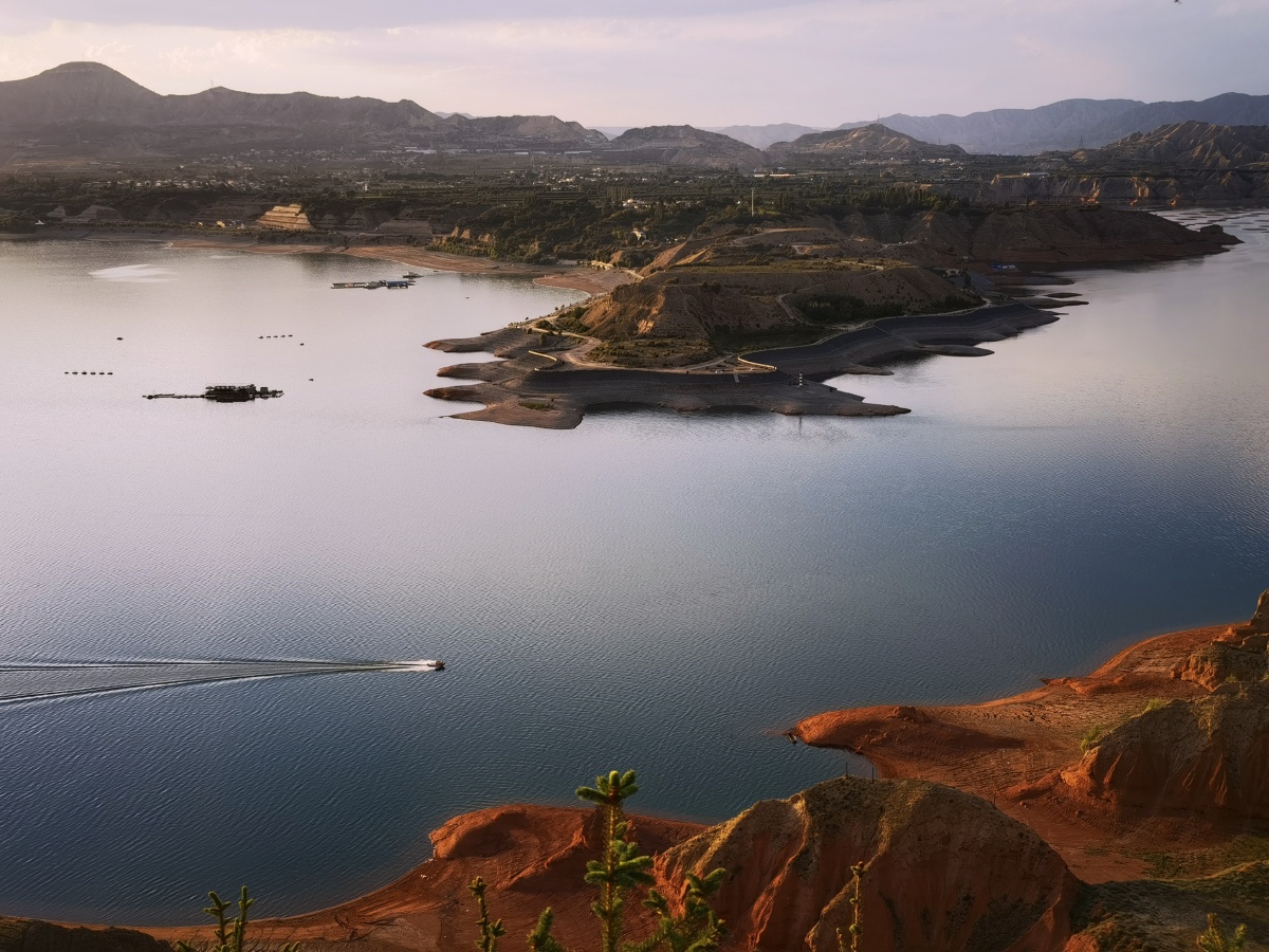 原生态的黄河水太阳余晖下的刘家峡水面平静一膄小艇划过湛蓝的黄河的