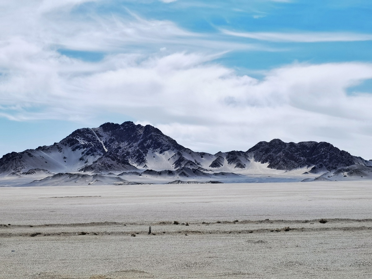 茫崖黑独山在冷湖石油小镇遗址远望有一处奇特山丘黑山