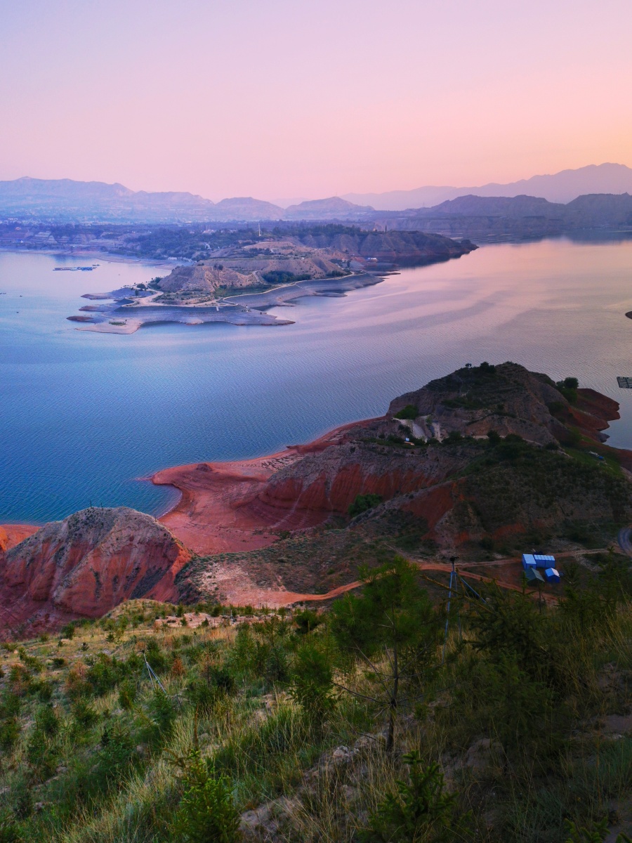 【库区晨晓】刘家峡库区的早晨,太阳还没出山,天空泛红,库区水面风平