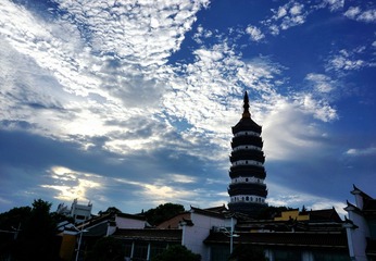 塔映云天