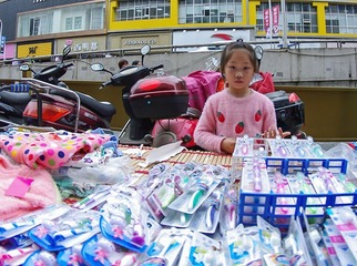 守摊的小孩 (2)