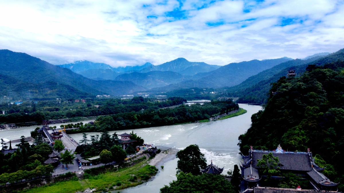 航拍都江堰水利工程