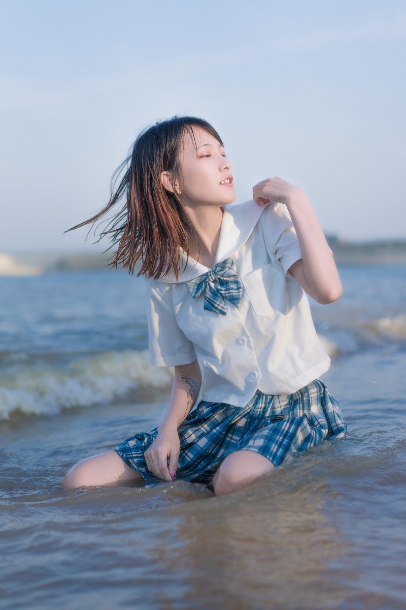 夏日海滩蓝蓝的海水金黄的沙子还有格裙少女如果能变成浪该有多好啊