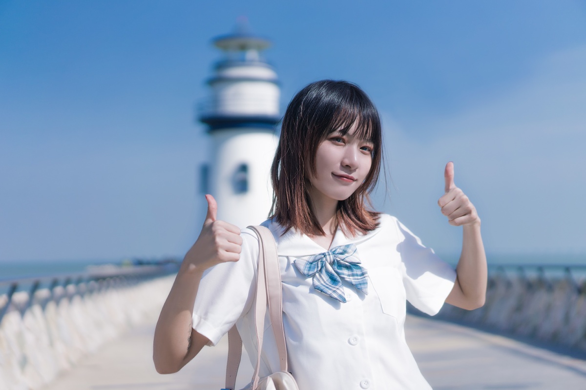 夏日海滩蓝蓝的海水金黄的沙子还有格裙少女如果能变成浪该有多好啊