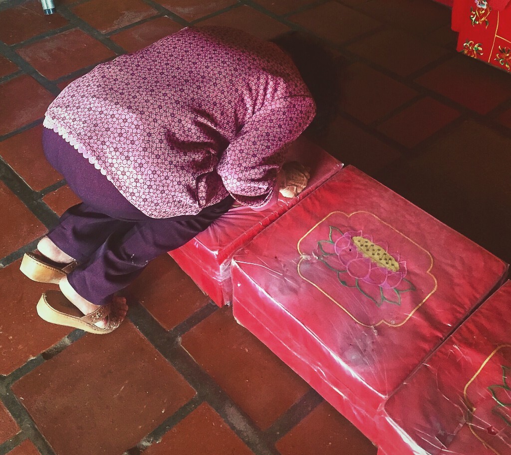年纪越大，<br />
头就越低。<br />
直到磕在莲花座上，<br />
埋在自己的影子里，<br />
变成婴儿的形状。