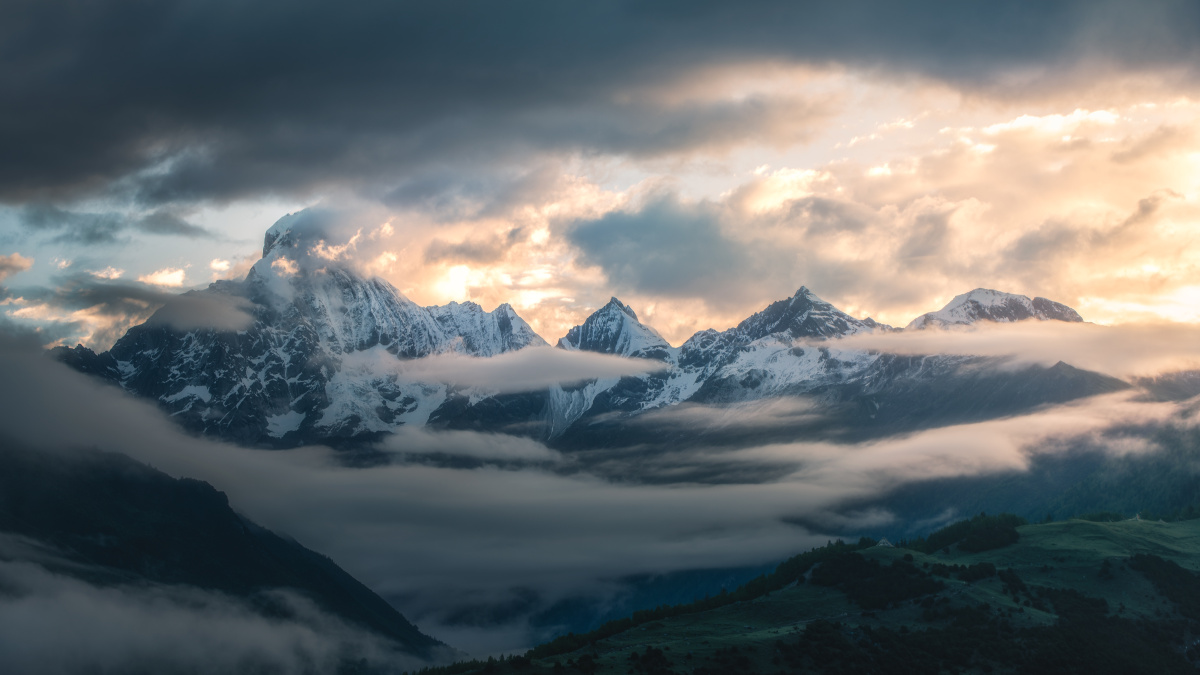 雾中的四姑娘山
