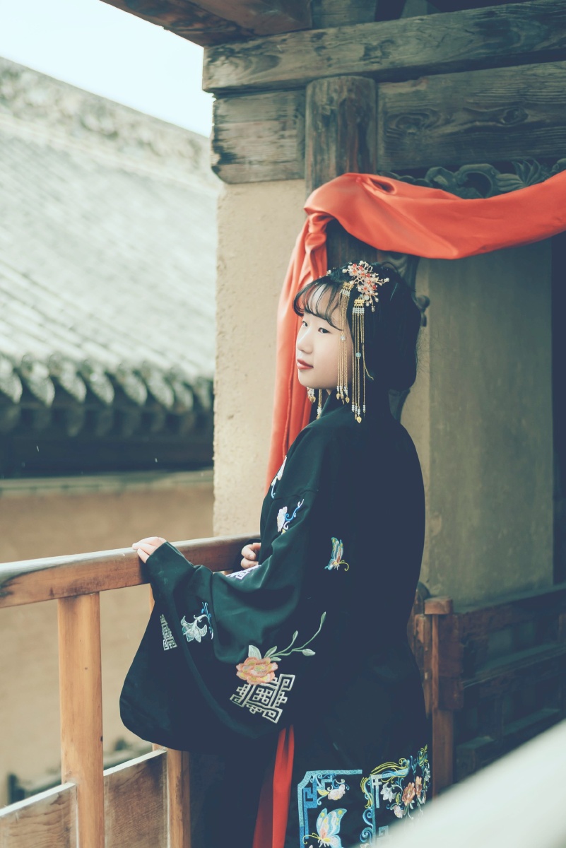 若我长发及腰,十里红妆,凤冠霞帔,惟愿执子之手,与卿相濡以沫