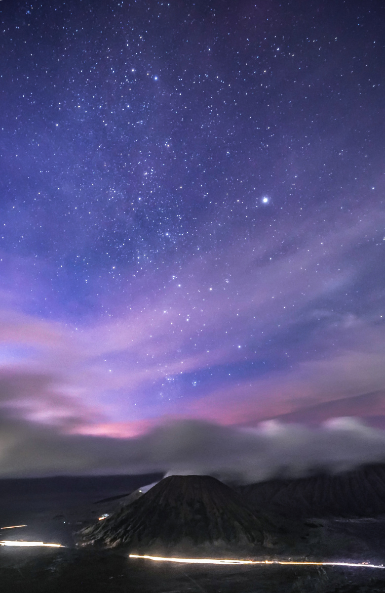 破晓时的bromo火山和星空