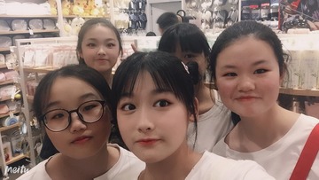 982807