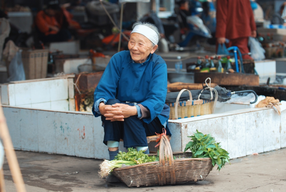 卖菜的老妪