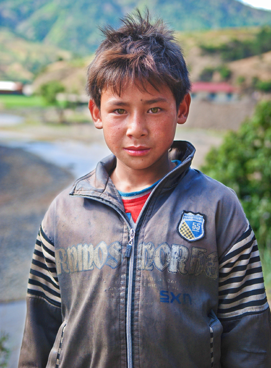 2009年在四川西昌到泸沽湖的路边拍的彝族小男孩笑容纯真眼睛清澈落落