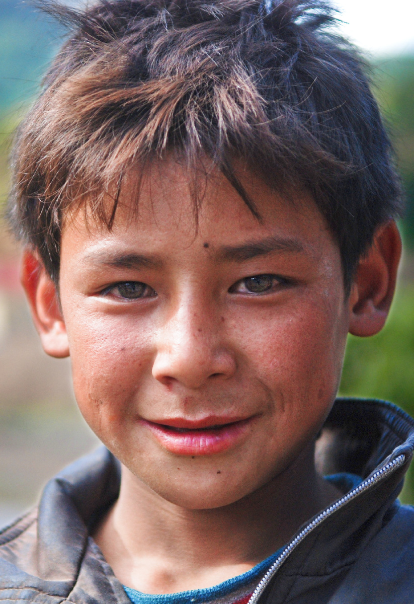 2009年在四川西昌到泸沽湖的路边拍的彝族小男孩笑容纯真眼睛清澈落落