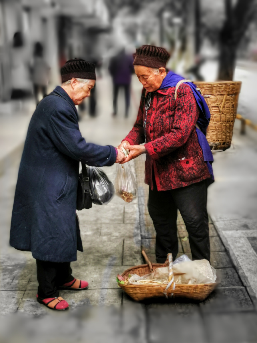街头 老人 买卖 生活 夹江  季节  交易 老年  自立