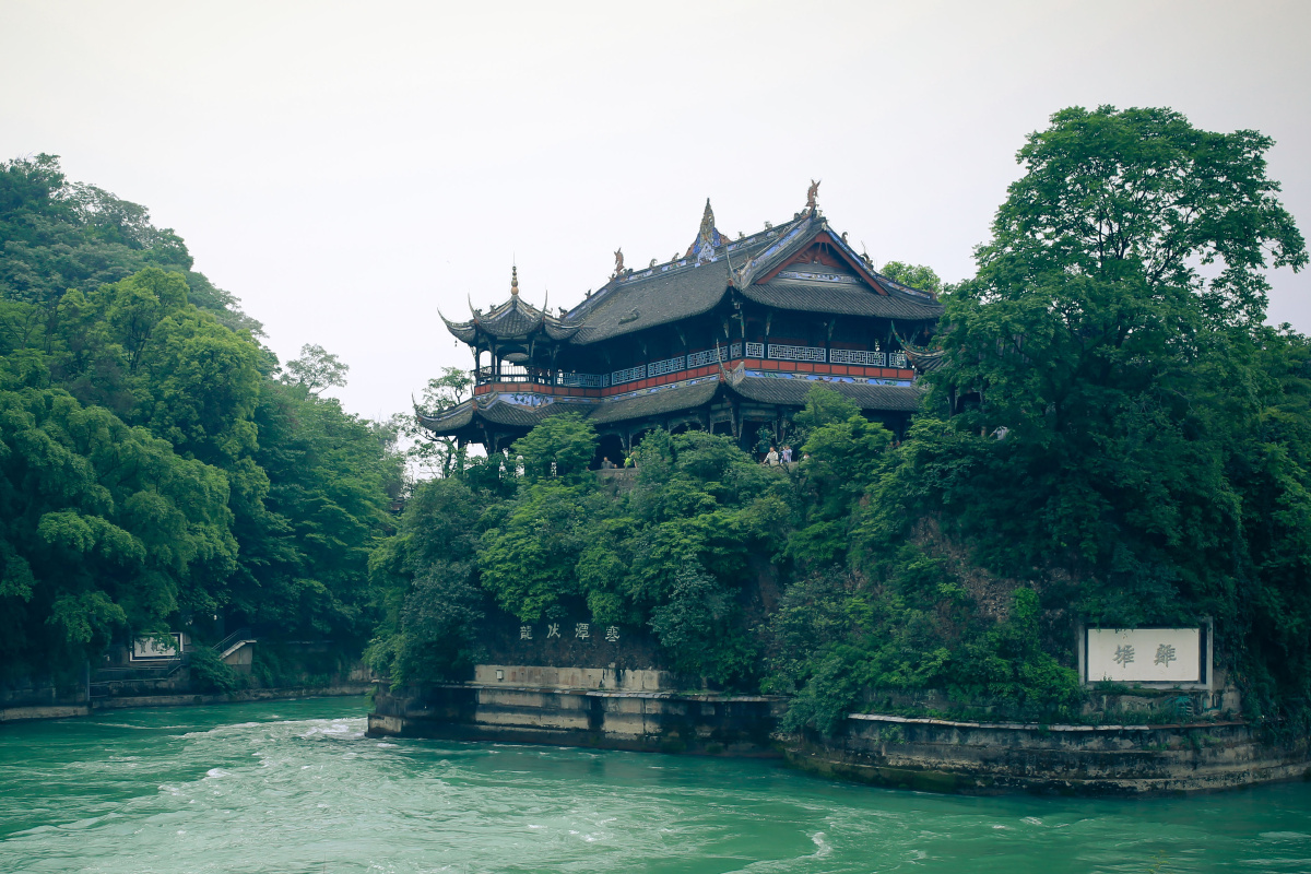 宝瓶口,伏龙寒潭,离堆,3个地标共入一镜,亭台楼阁立于水旁俯视江面