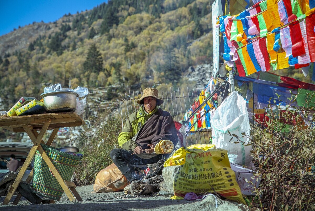 15年在去塔尔寺的路上，看见一个康巴汉子在烤粑粑