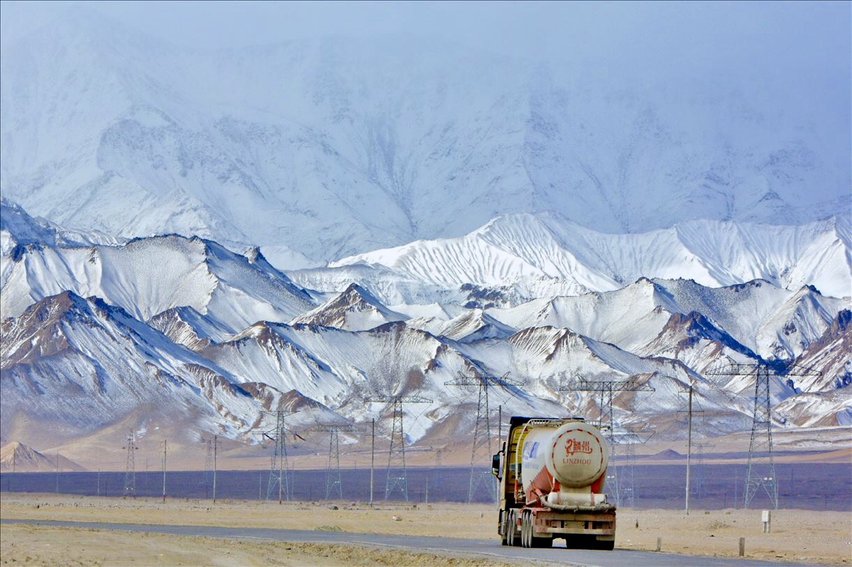 此片拍摄于青海格尔木市的昆仑山口.