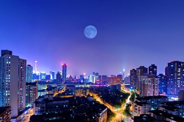 《天上人间》