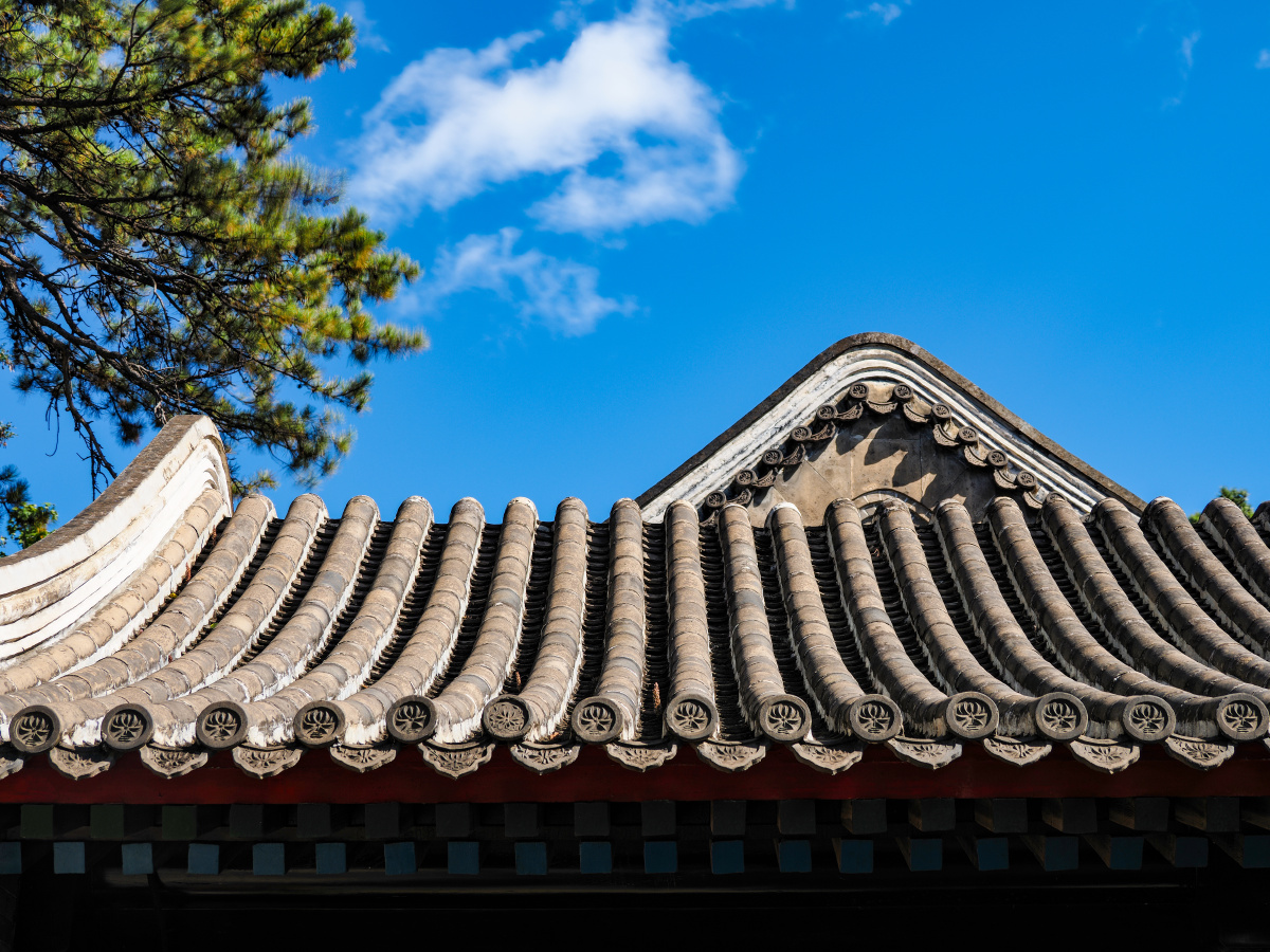 碧瓦蓝天白云飘