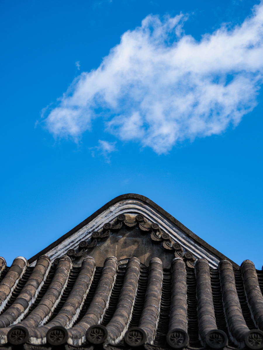 碧瓦蓝天白云飘