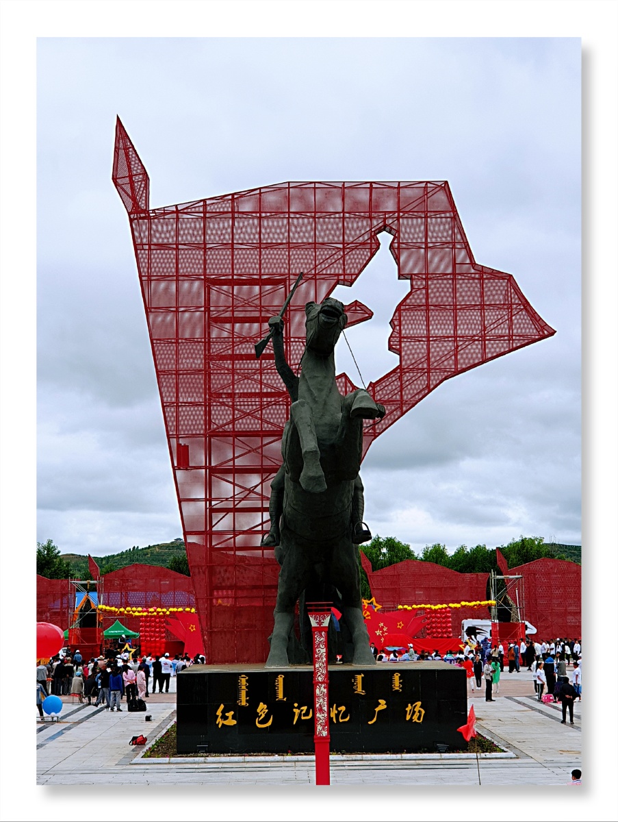 红色记忆广场从乌兰浩特去往阿尔山的路上,恰逢当地政府部门组织的