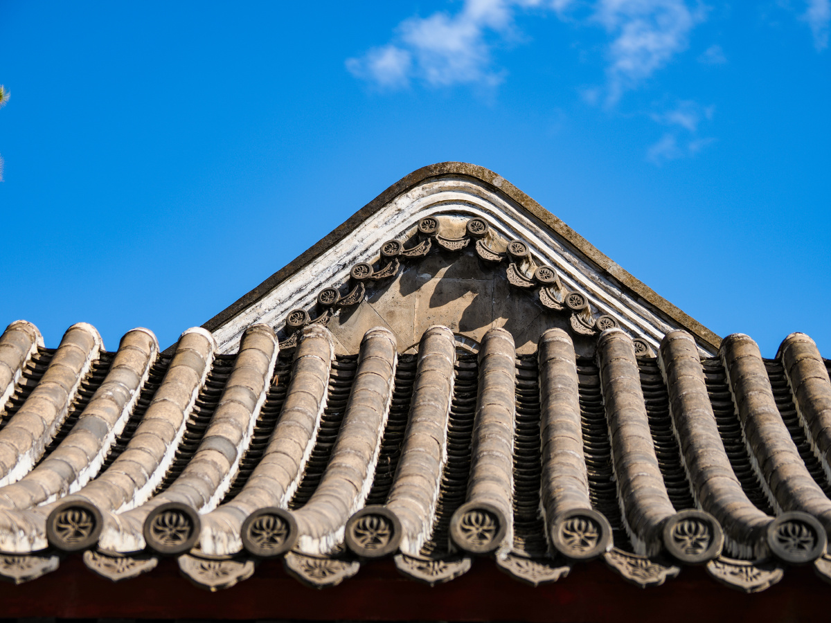 碧瓦蓝天白云飘