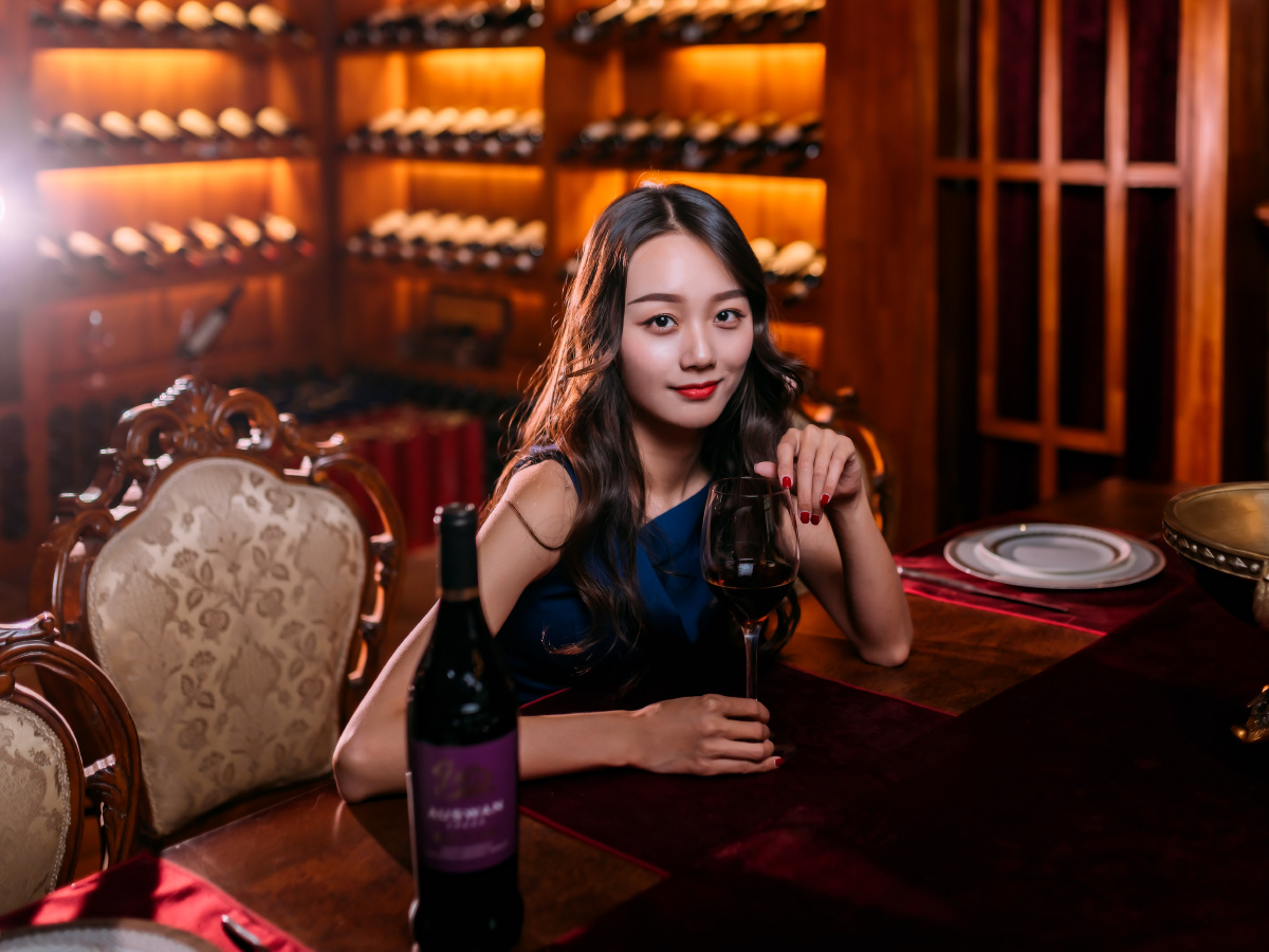 红酒俏佳人