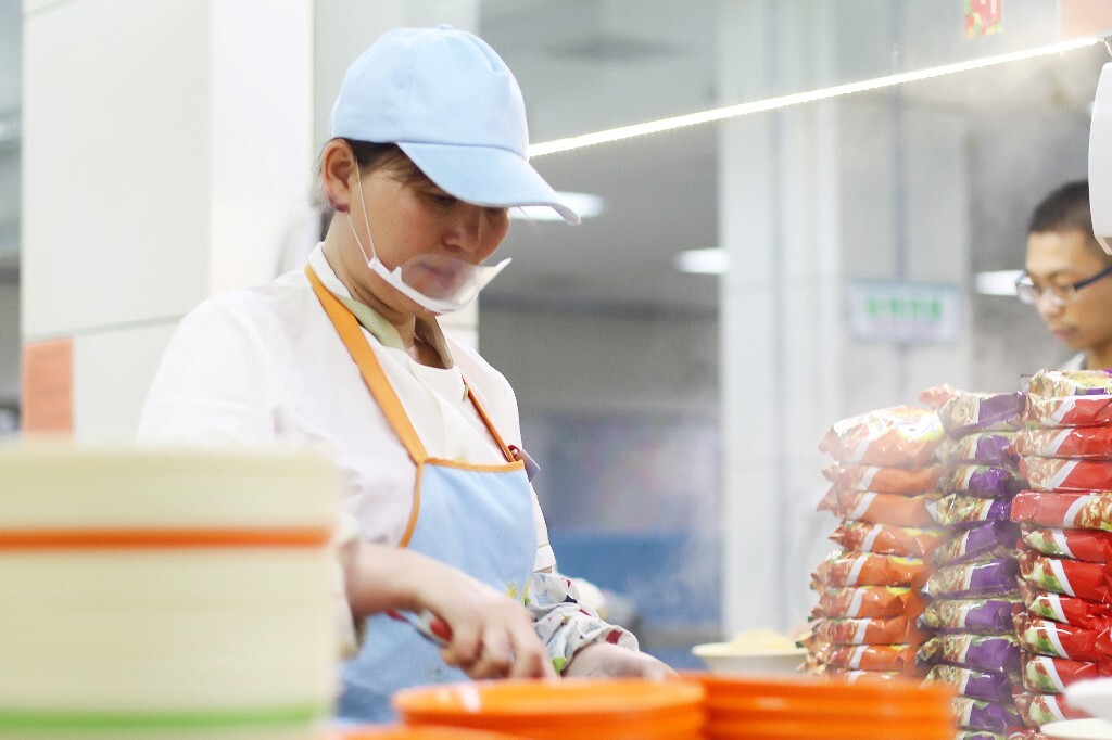 青春总是饥饿的。上大学时每天夜里都去食堂，排长长的队，等一碗热气腾腾的煮方便面。排队时会发呆，看蒸腾的白色雾气，看阿姨热得泛红的脸，看前面那人的后脑勺……心里莫名的踏实，不急，不燥，知道最后总能吃到那碗面。也许这就是旺盛的青春吧，真叫人羡慕。