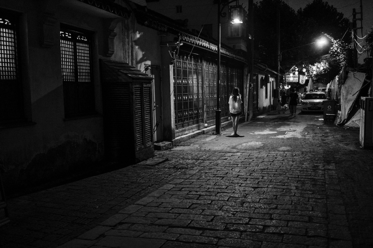 路灯下的小姑娘