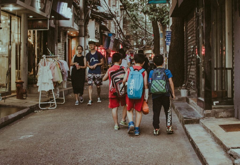 时光啊它爱搞怪，<br />
把你身边的两个男孩，<br />
变成一个女孩。