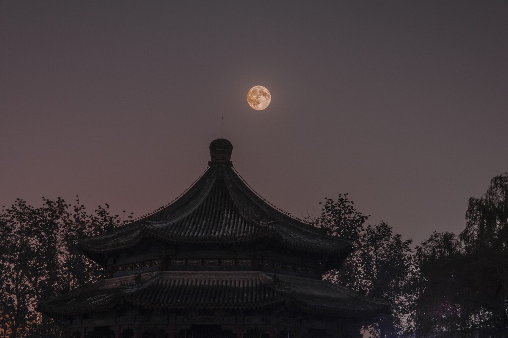 20160915 颐和园的一轮红月