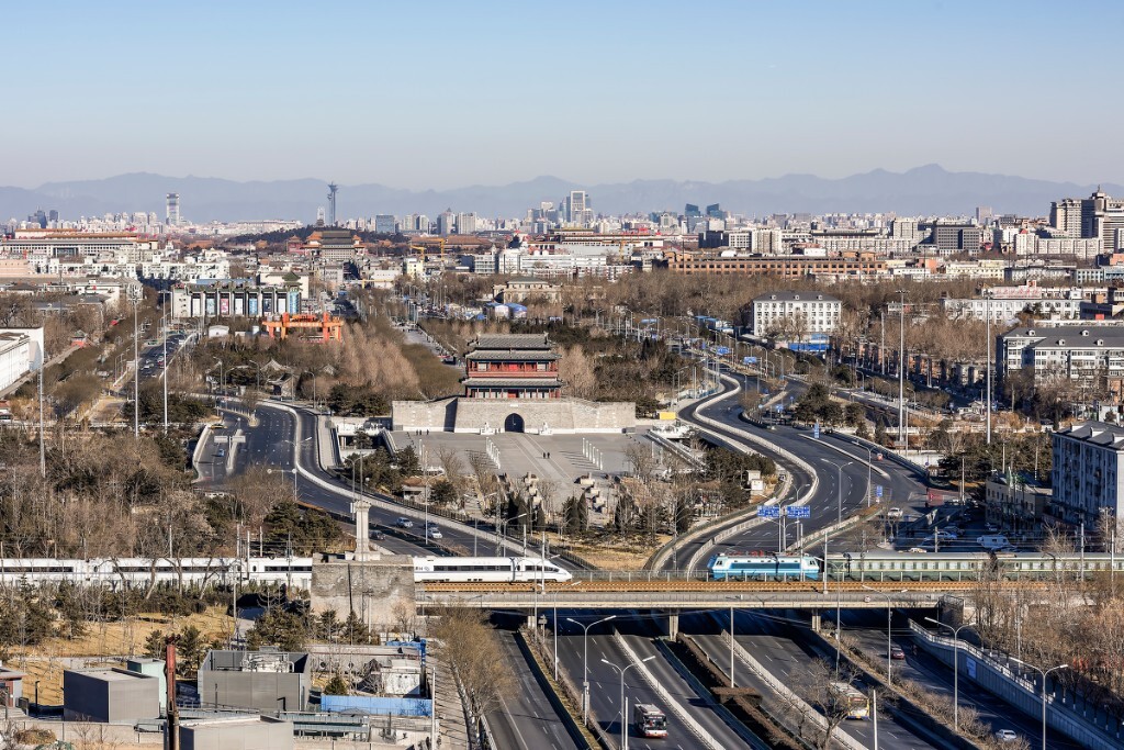 永定门下，火车穿梭而过，古老的城楼和现代化都市一同经历风风雨雨，别有一番风景，包括火车也是老款和现代款相遇，很有意思。