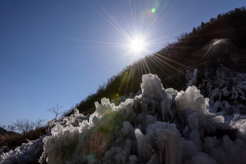 光芒下的冰雪