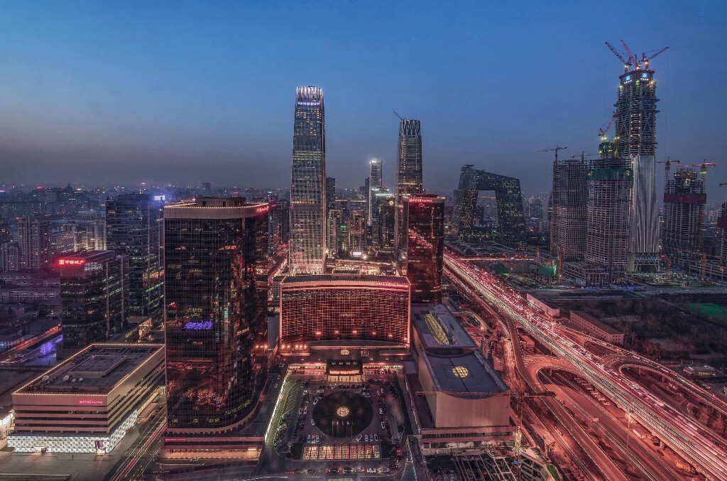 第一次跟茄神一块拍照，非常荣幸。<br />
拍摄位置隔玻璃，好在天气还算好