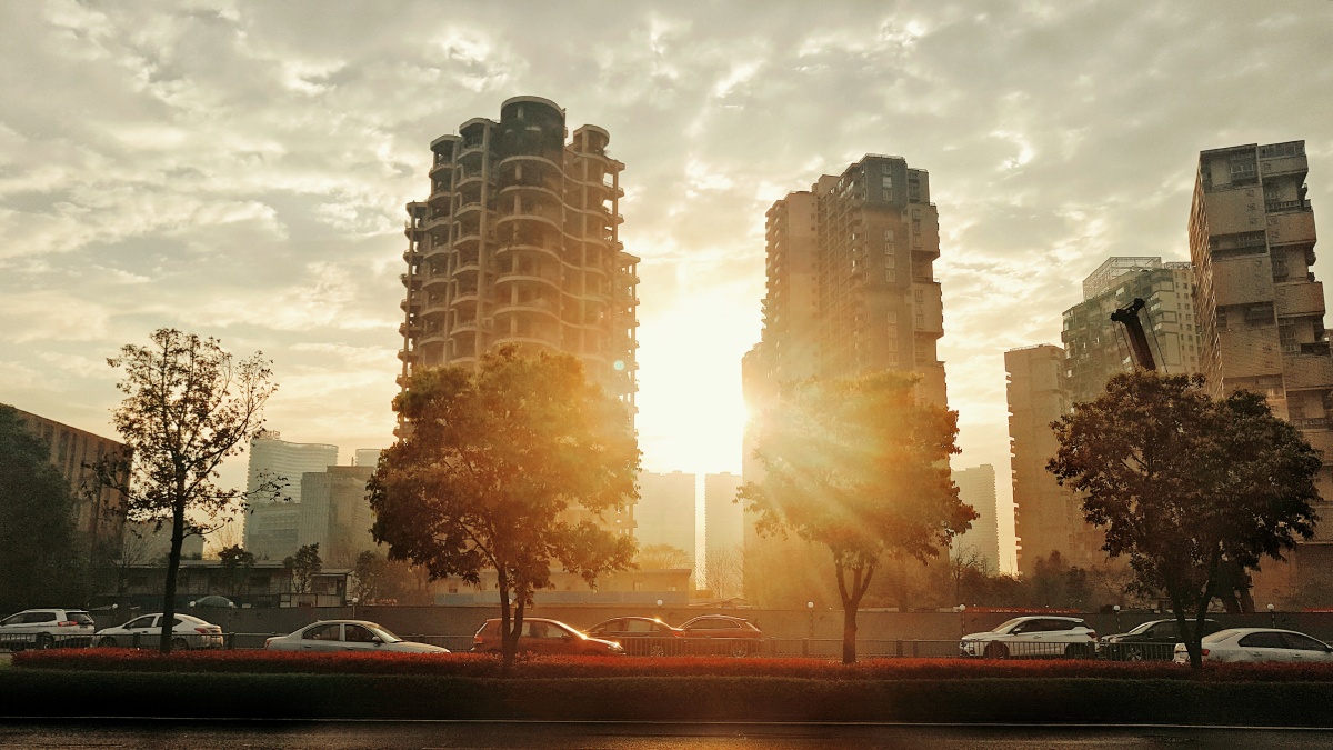 城市里的日出