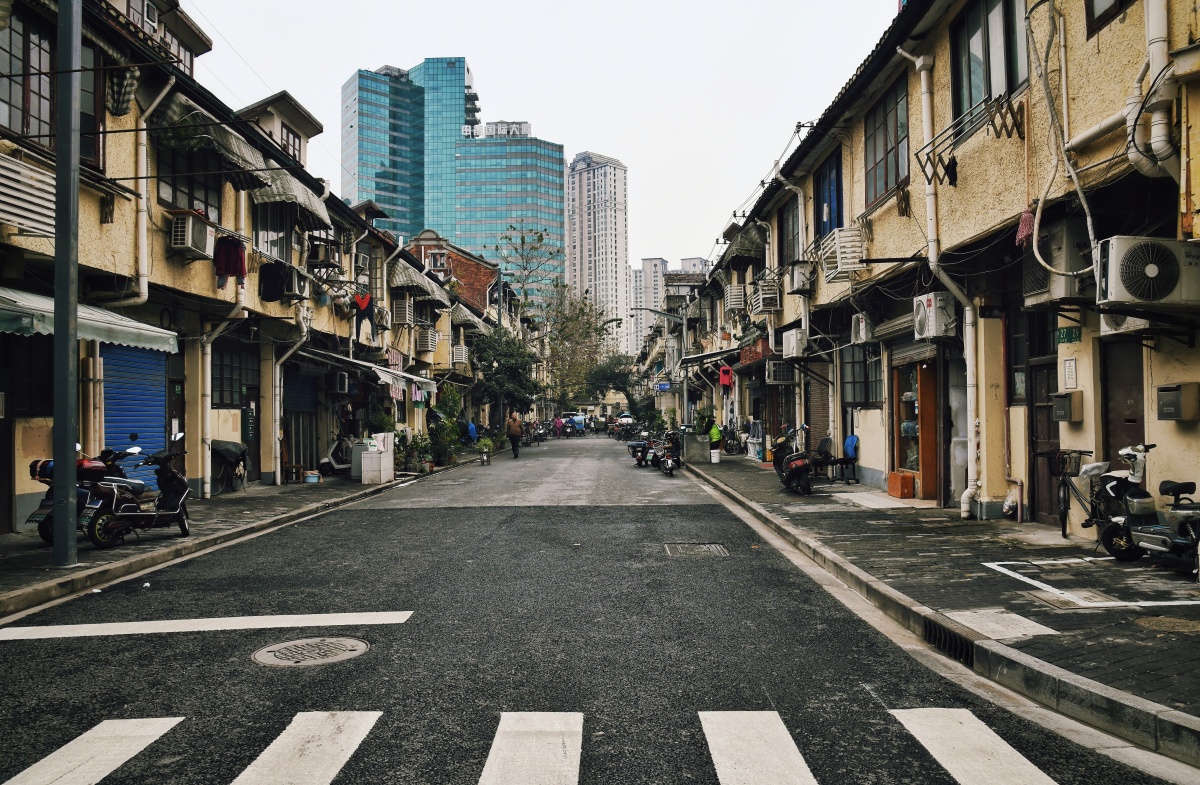 铺,小卖部,理发店……短短十几米,就是生活的全部,邻里之间问候一声:"