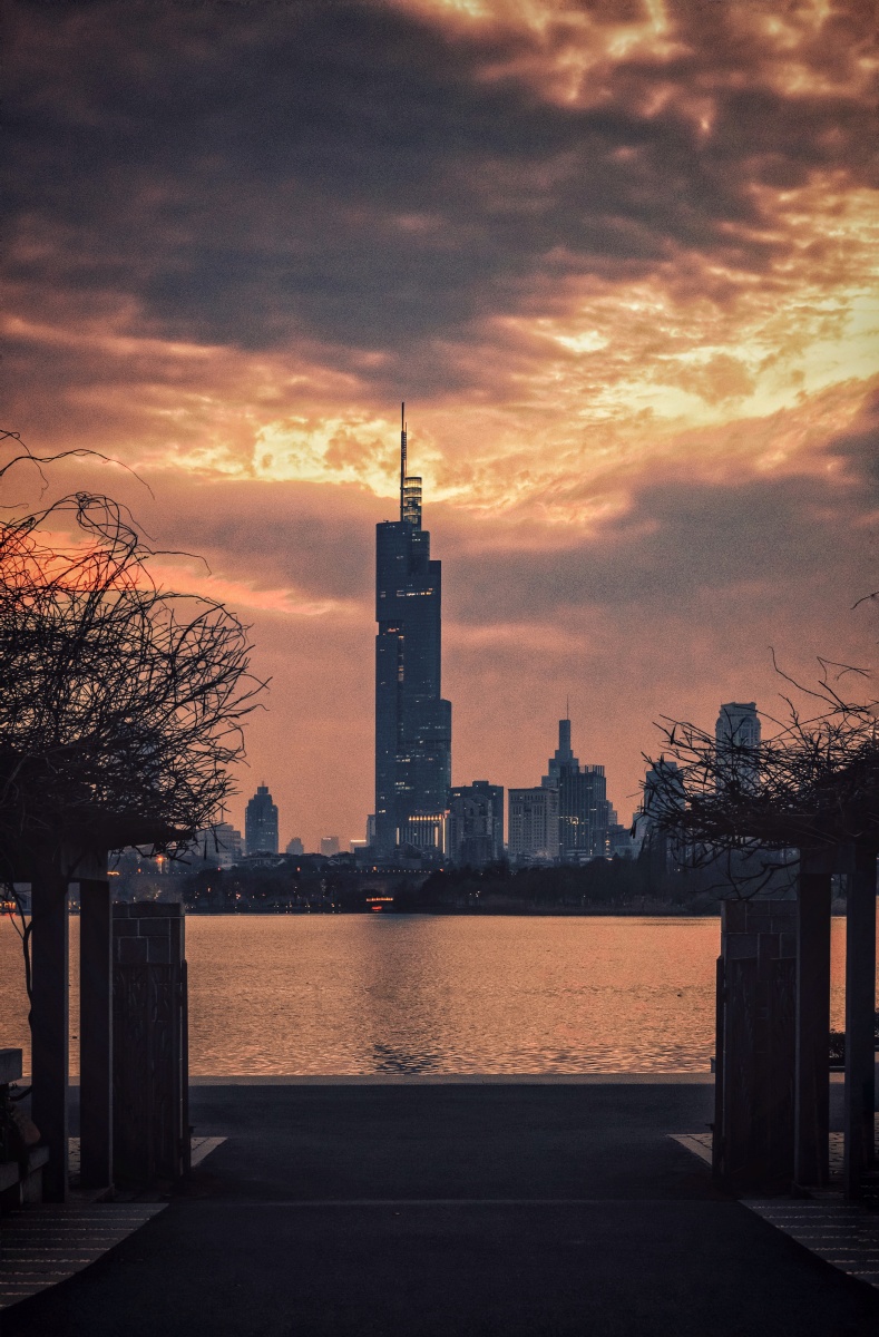 晚霞里的南京玄武湖和紫峰大厦