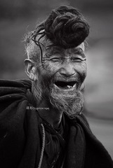 开心的彝族老人
