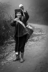 边走边捻线的哈尼族妇女