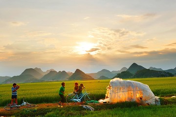 田间地头夕阳下