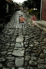 老街上奔跑的孩子