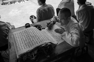 抄写经文的傣族老人