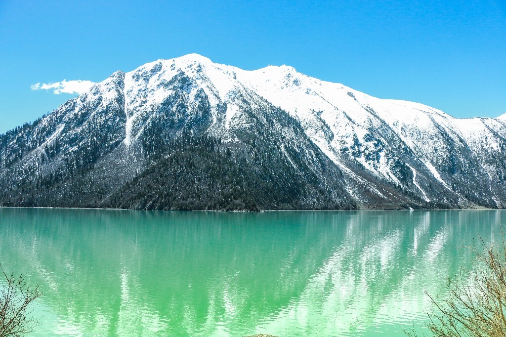 你的风景倒映出我的心情 没有融化的雪山 感动不了的你