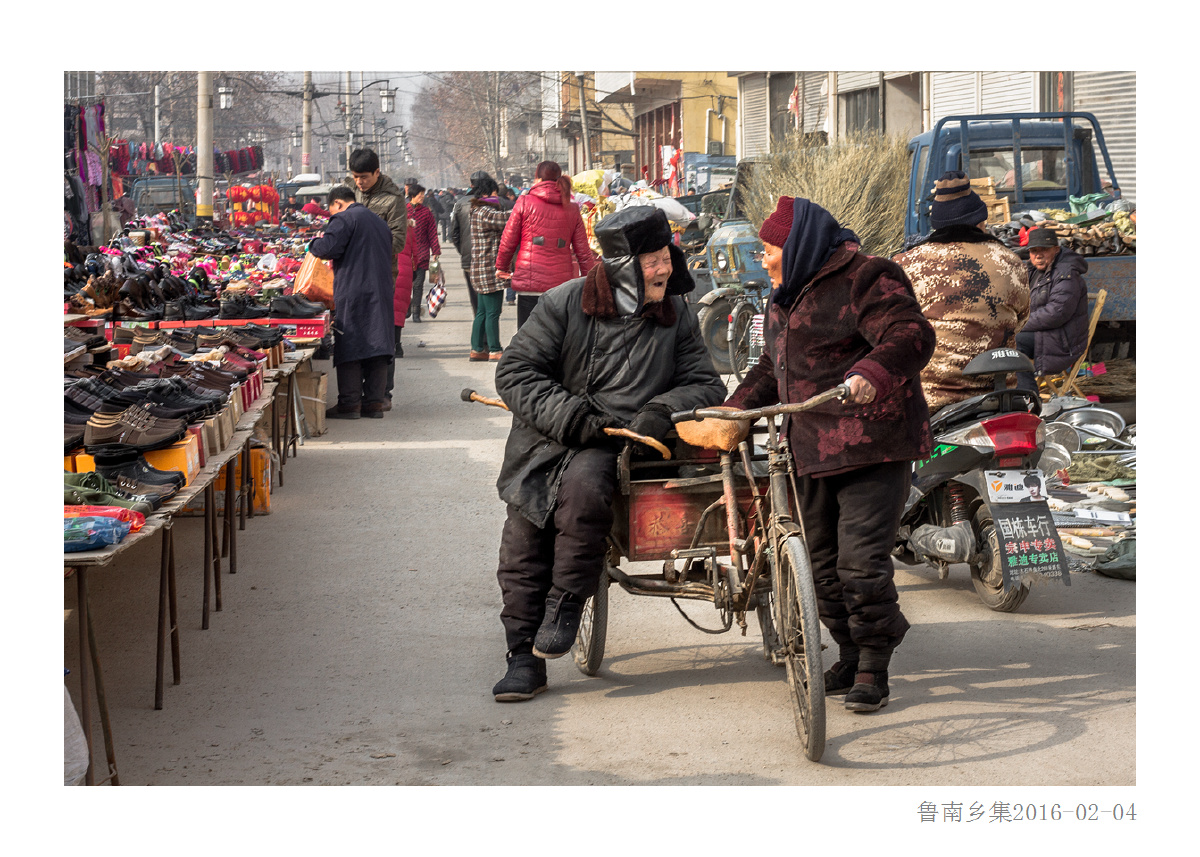 集市一角小两口铁匠布摊拥挤的集市当地最大的集市--徐庄大集当地最