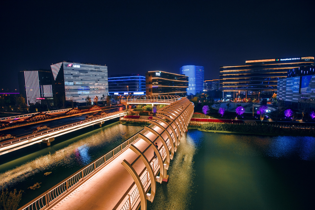 进博会之夜的虹桥商务区