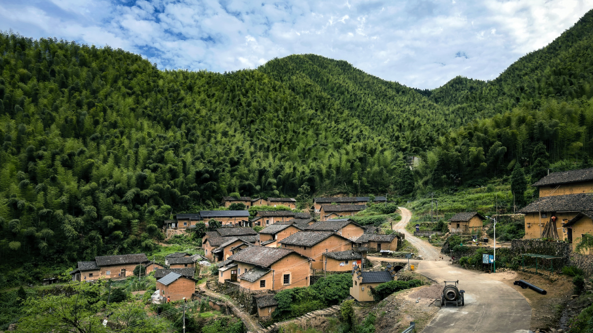 走进黄泥房部落